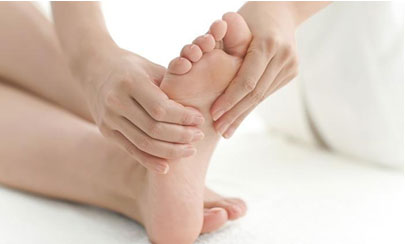 foot injury use hand massage on feet to relax muscle from heel pain